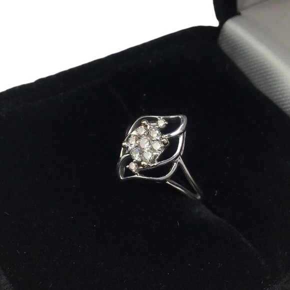 🌺14K White Gold and Diamond Ring - Picture 5 of 14